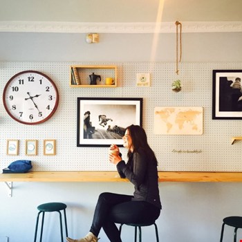 De mooiste manieren om een lege muur te stylen met een 50x70 print